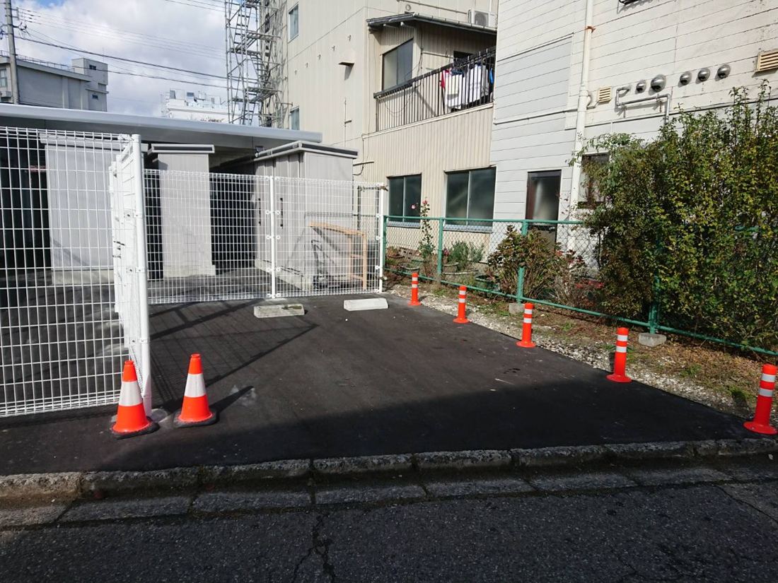 道路から施設への搬入口